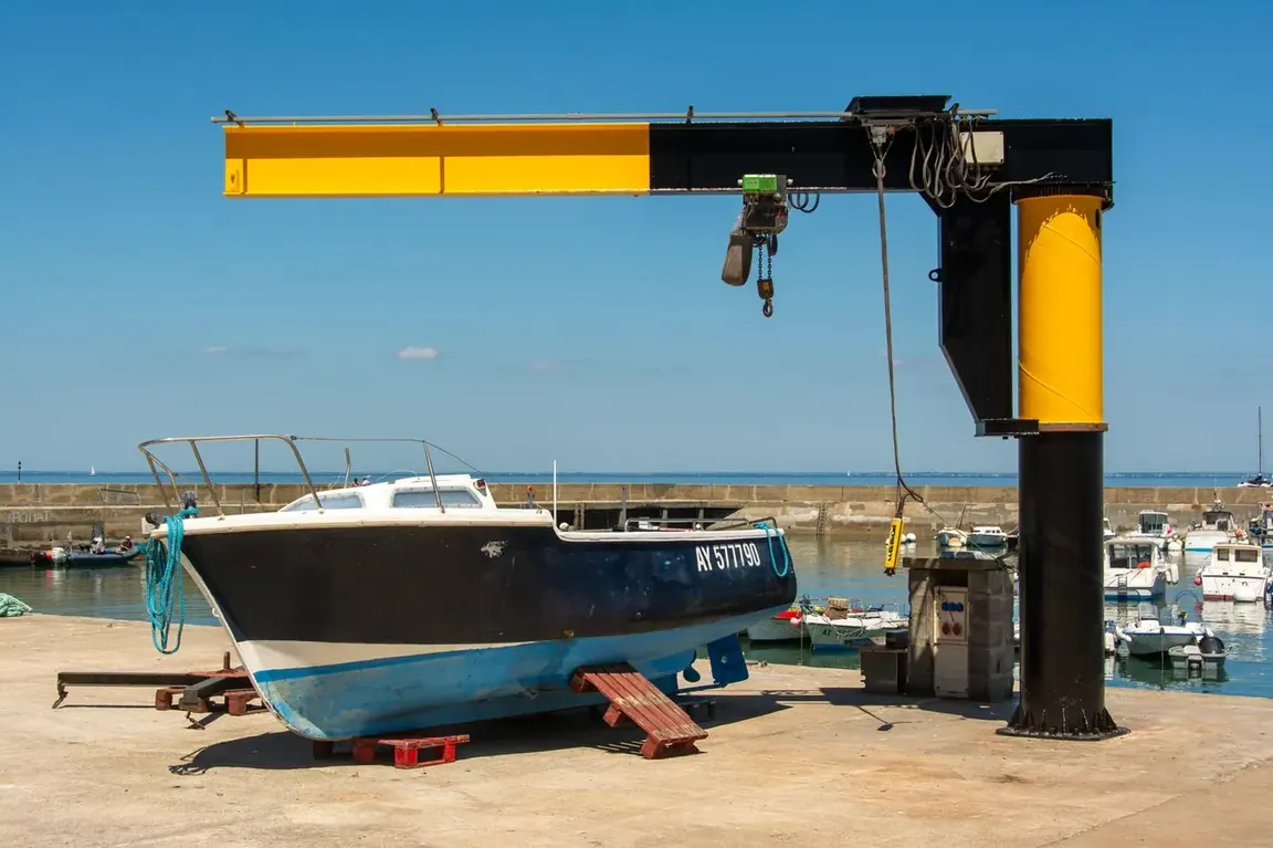 Travel lift raising a cruiser
